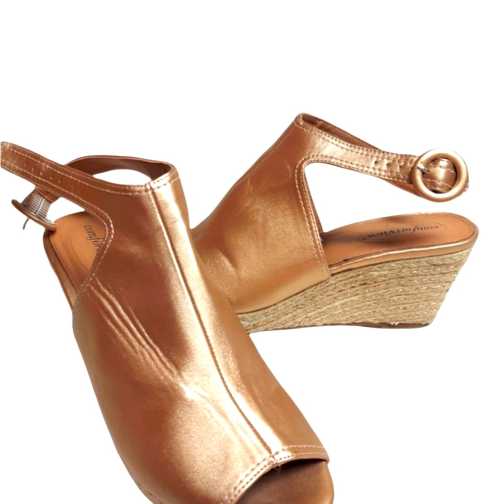 Comfortveiw Gold Sandals Shoes.     👡👡